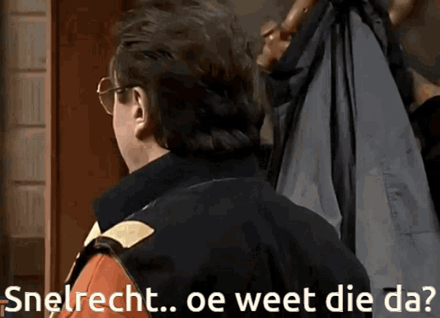 a man wearing glasses and a black jacket with the words snelrecht oe weet die da