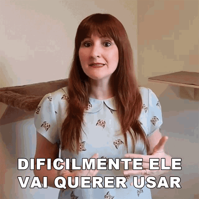 a woman wearing a blue shirt with cats on it says " dificulmente ele vai querer usar "