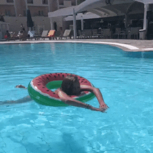 Magda Bereda Swimming GIF - Magda Bereda Swimming Pool GIFs