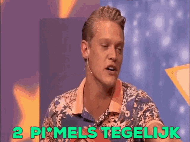 a man in a floral shirt is sitting in front of a microphone with the words 2 pi * mels tegelijk written in green