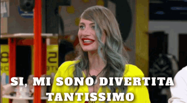 a woman in a yellow jacket says " si mi sono divertita tantissimo "
