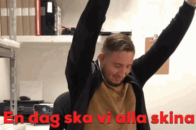 a man with his arms in the air with the words en dag ska vi alla skina below him