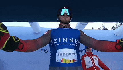 a man wearing a blue shirt that says 3 zinnen on it