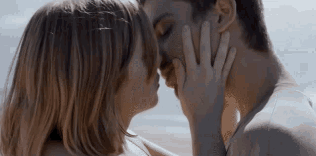 Albert Baro Laia Manzanares GIF - Albert Baro Laia Manzanares Kiss GIFs