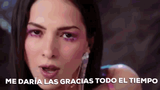 a close up of a woman 's face with the words me daria las gracias todo el tiempo below her