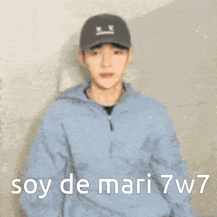 a man wearing a hat with an x on it and the words soy de mari 7w7 below him