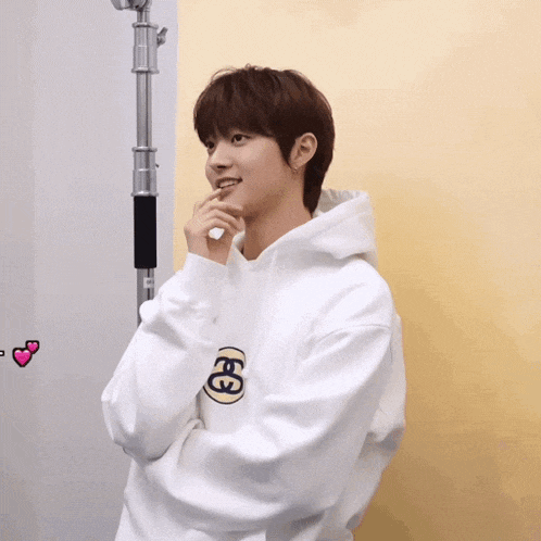 a young man wearing a white hoodie with the letters ee on it