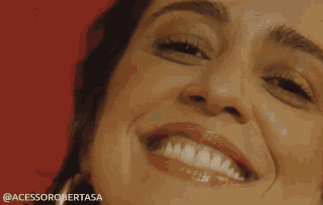 a close up of a woman 's face with the words @acessorobertasa above her