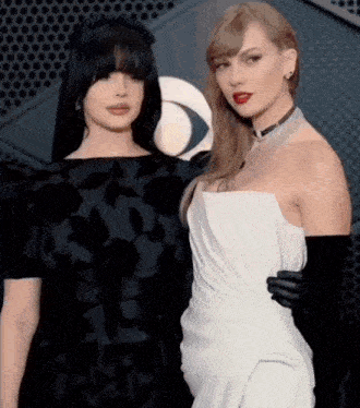 lana del rey and taylor swift are posing for a picture together