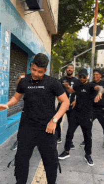 a man wearing a black shirt that says jesus e o dore