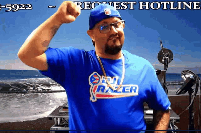 a man in a blue shirt that says pro razer