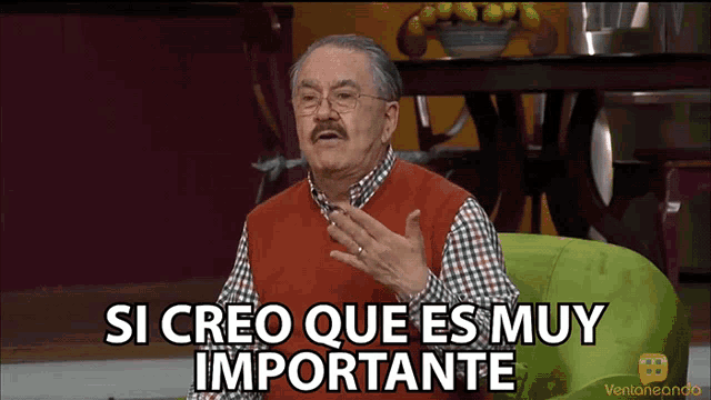 a man sitting in a chair with the words si creo que es muy importante on the screen