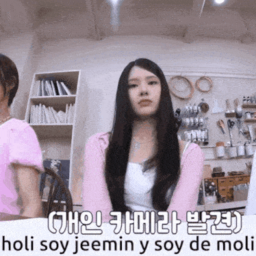 a woman in a pink sweater says holi soy jeemin y soy de moli in korean