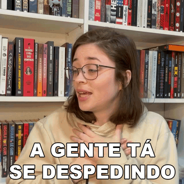 a woman in front of a bookshelf says a gente ta se despediendo