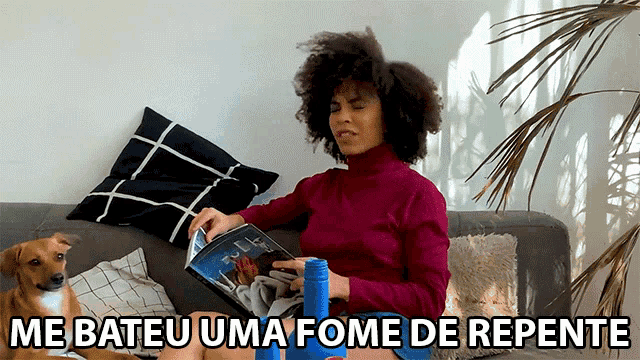 a woman sitting on a couch reading a book with the words me bateu uma fome de repente written below her