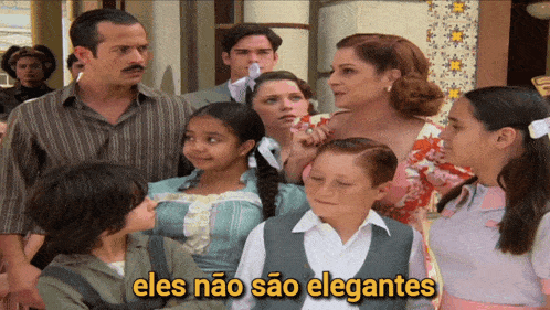 a group of people standing next to each other with the caption " eles não sao elegantes "