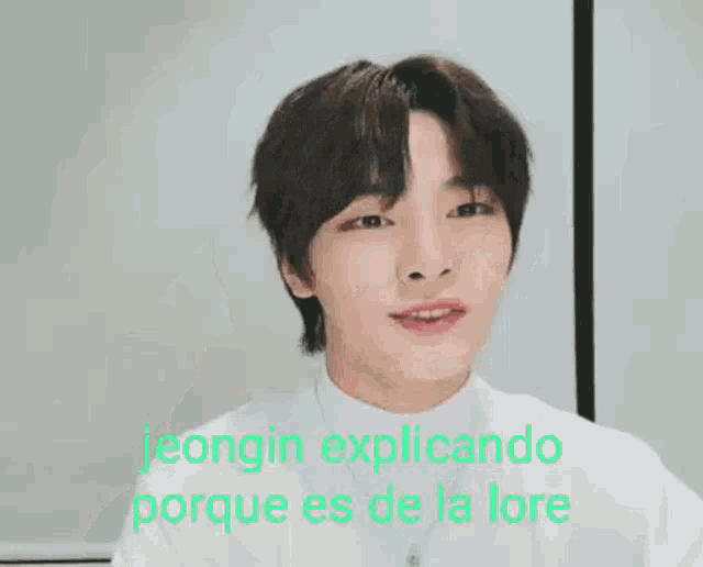 a close up of a person 's ear with the words jeongin explicando porque es de la lore on the bottom