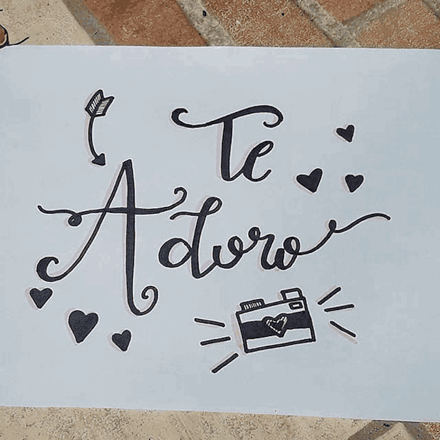 a piece of paper that says te adoro