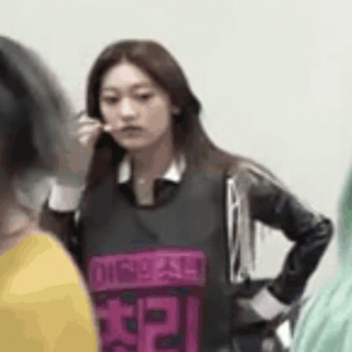 Choerry Looking Around GIF - Choerry Looking Around Loona GIFs