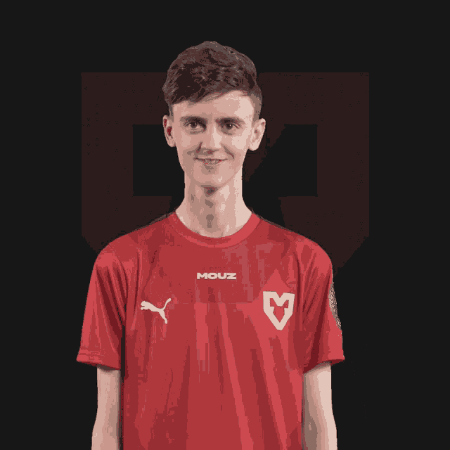 a man wearing a red shirt that says mouz