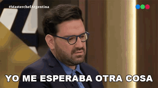 a man with glasses says yo me esperaba otra cosa in spanish