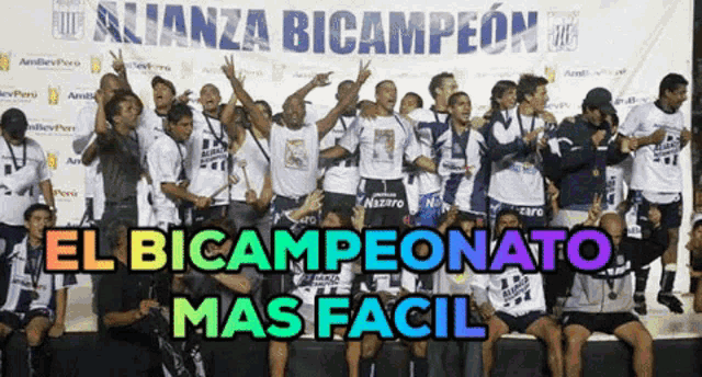 a group of soccer players are posing for a picture with the words el bicampeonato mas facil in the corner