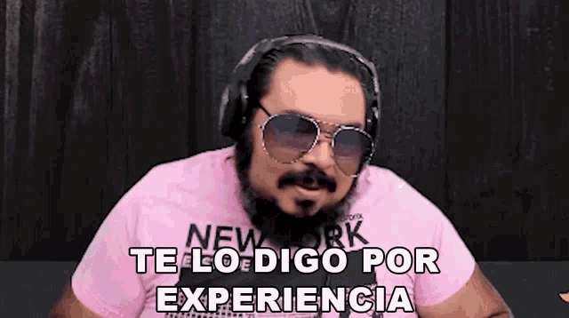 a man with a beard wearing sunglasses and headphones says te lo digo por experiencia