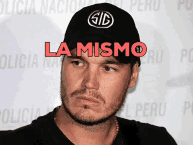 a man wearing a black hat with the word la mismo on it