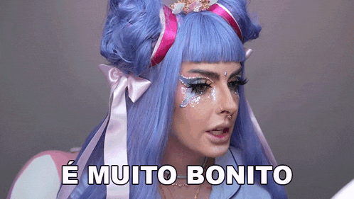 a woman with blue hair says e muito bonito in a foreign language