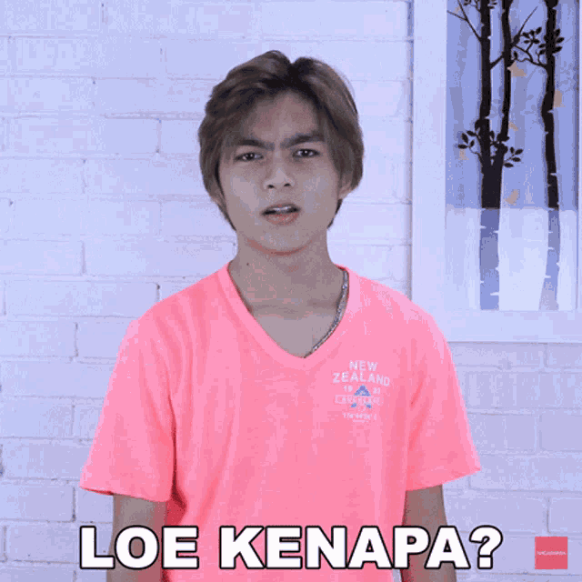 a young man wearing a pink new zealand shirt says loe kenapa