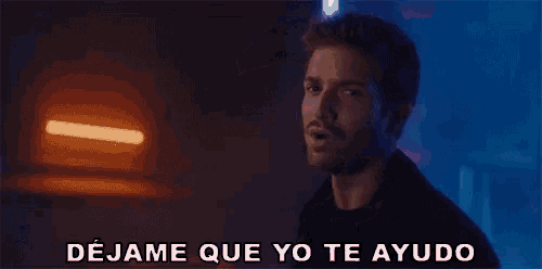 a man in a dark room with the words dejame que yo te ayudo behind him
