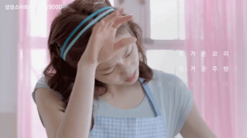 김연아 더워 덥다 짜증 찜통 무더위 폭염 땀 불쾌 손부채질 부채질 GIF - Kim Yuna So Hot Hot GIFs