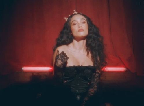 Im The Queen Pose GIF - Im The Queen Pose Medeling GIFs