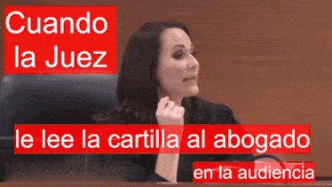 a woman sitting in a courtroom with the words cuando la juez le lee la cartilla al abogado en la audiencia