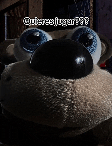 a stuffed animal with the words quieres jugar on it