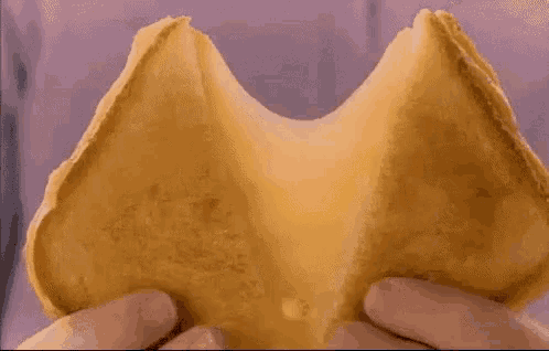 a person is holding a fortune cookie with the words " quero queijo quente " on it
