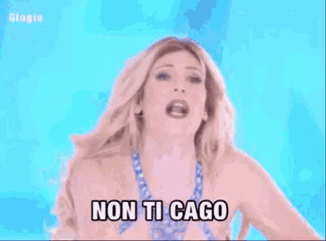a woman in a blue dress is standing in front of a blue background and saying non ti cago .