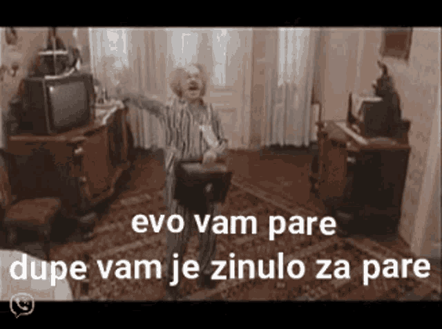 an old woman is dancing in a living room with the words evo vam pare