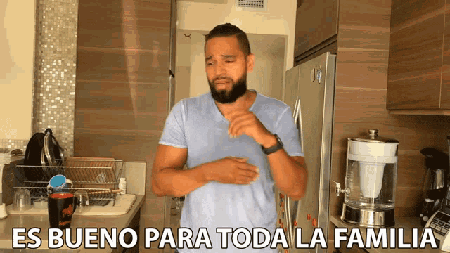 a man standing in a kitchen with the words es bueno para toda la familia above him