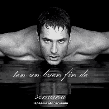a black and white photo of a shirtless man with the words " ten un buen fin de semana "