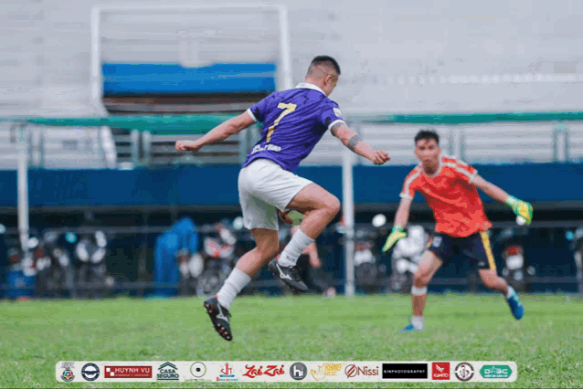 a soccer player wearing a purple jersey with the number 7 on it
