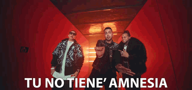 three men are standing in a hallway with the words " tu no tiene amnesia " written above them