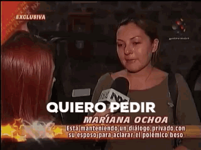 a woman talking into a microphone with the words quiero pedir mariana ochoa on the screen