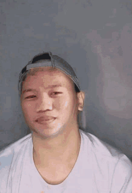a man wearing a baseball cap and a white shirt