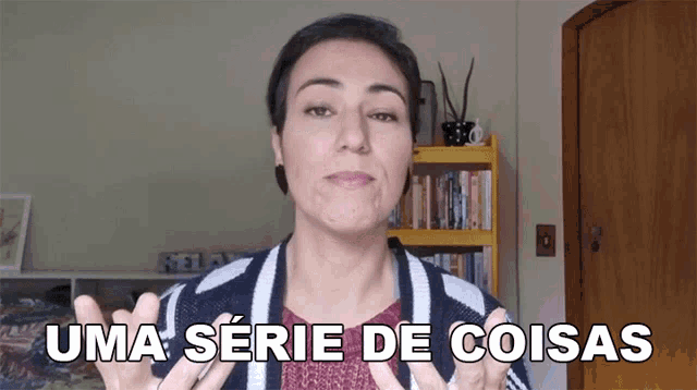 a woman says uma serie de coisas in a video