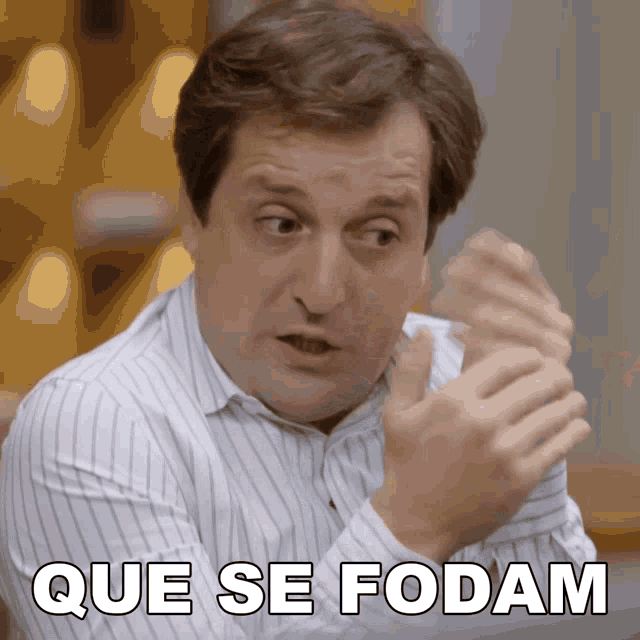 a man in a striped shirt says que se fodam in black