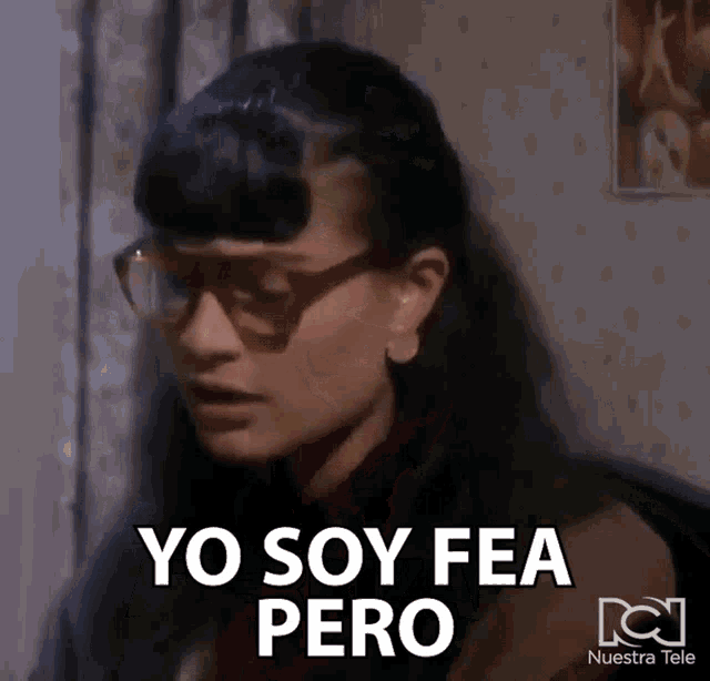 a woman with glasses says yo soy fea pero in spanish