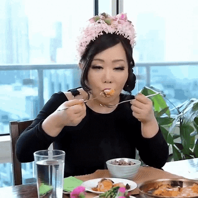 Eating Kim Kwang Sook GIF - Eating Kim Kwang Sook Maangchi GIFs