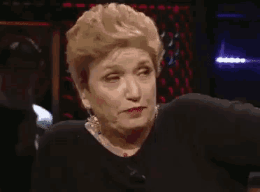 a woman with blonde hair is making a funny face and says pero e bellissimo