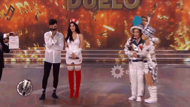 a group of people standing on a stage with the word duelo in the back